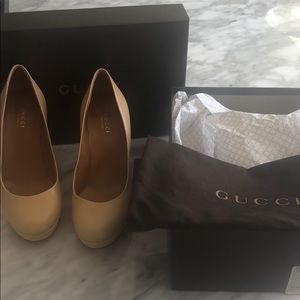 Gucci tan round tie pump